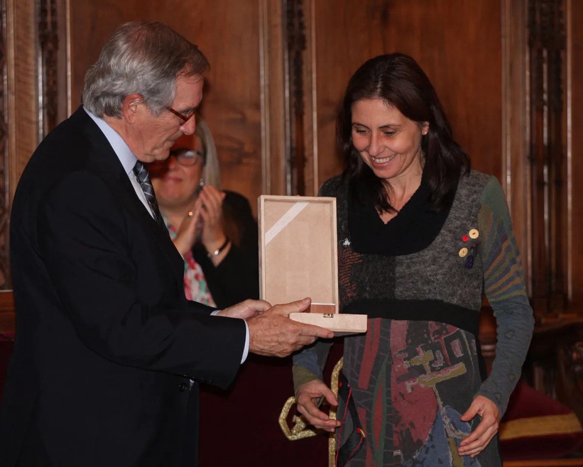 Una treballadora del Teb rep la Medalla d'Honor de Barcelona de mans de l'alcalde Xavier Trias.