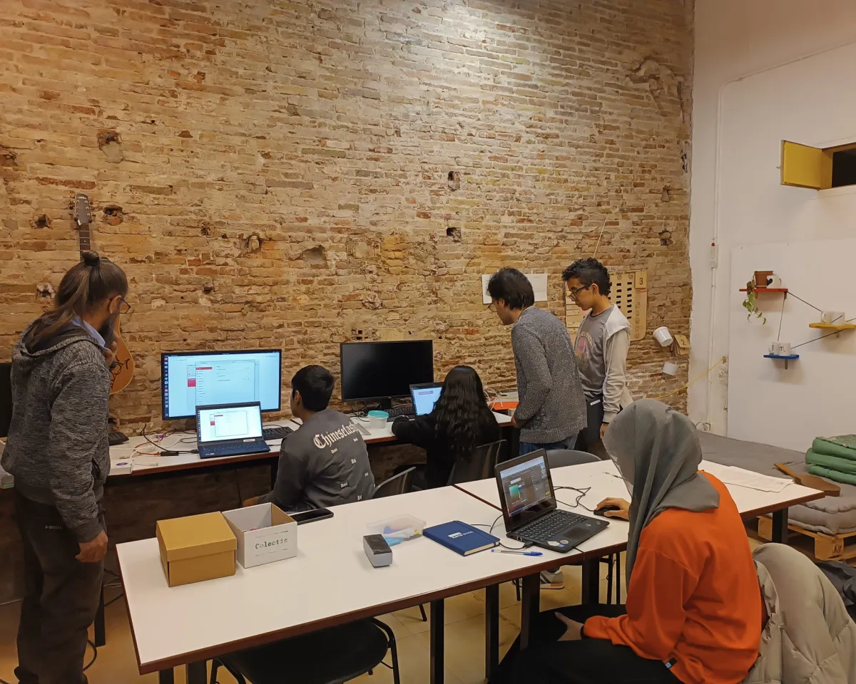 Persones a l'espai maker dinamitzat