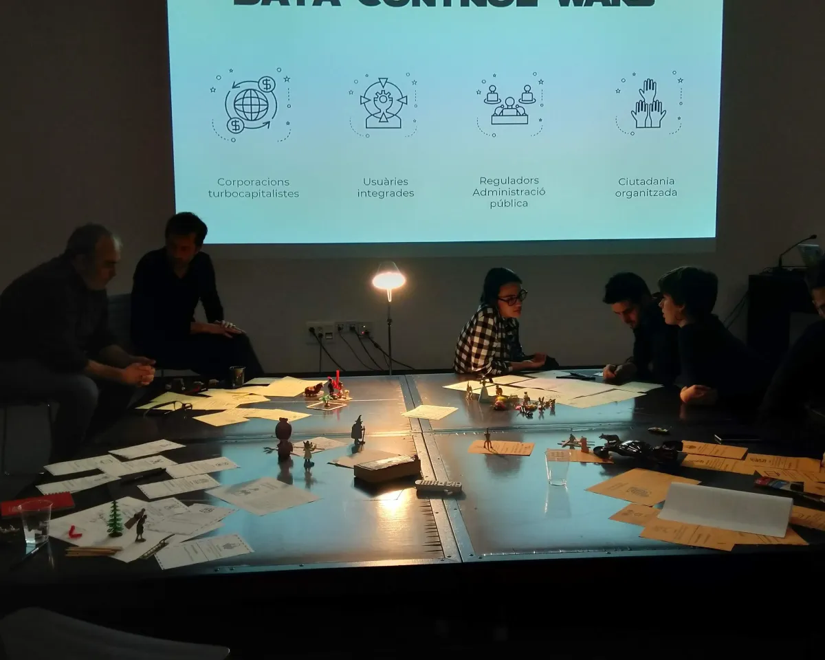 Una de les sessions per elaborar el joc de rol Data Control Wars. Font: Colectic
