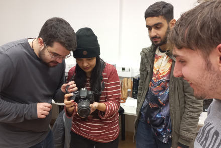 Les participants a l'Itinerari Tecnològic durant una de les pràctiques de fotografia. Font: Colectic.